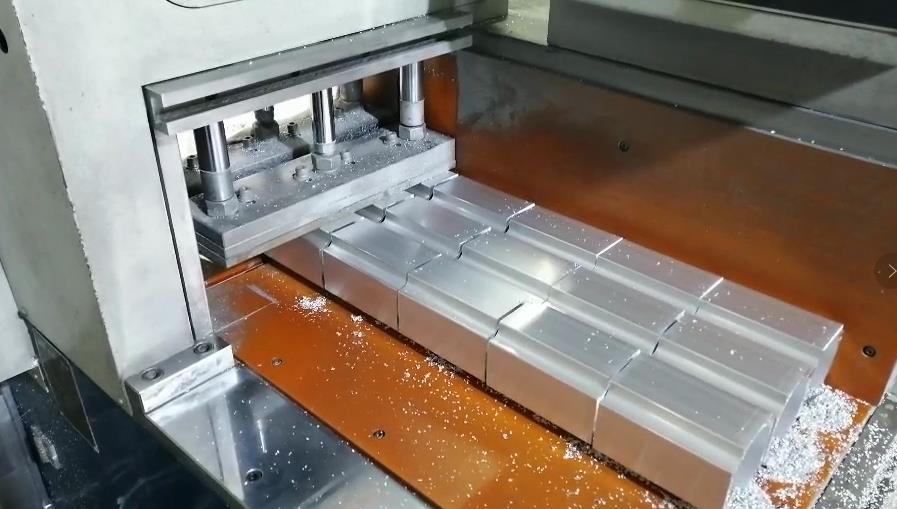 三類鋁型材切割機分別適用于直角、45度、任意角度鋸切