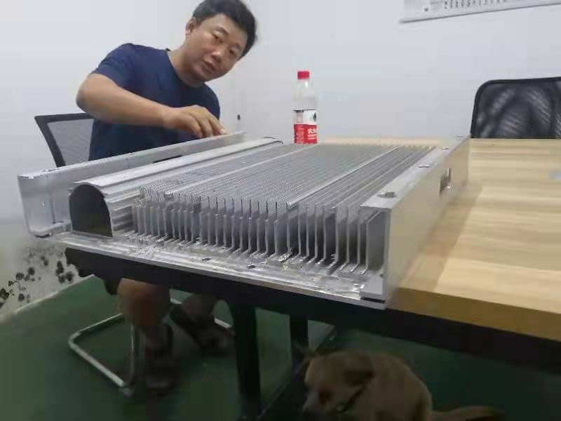 【上?！坑梅蛛x式全封閉型材切割機(jī)效果另客戶非常滿意