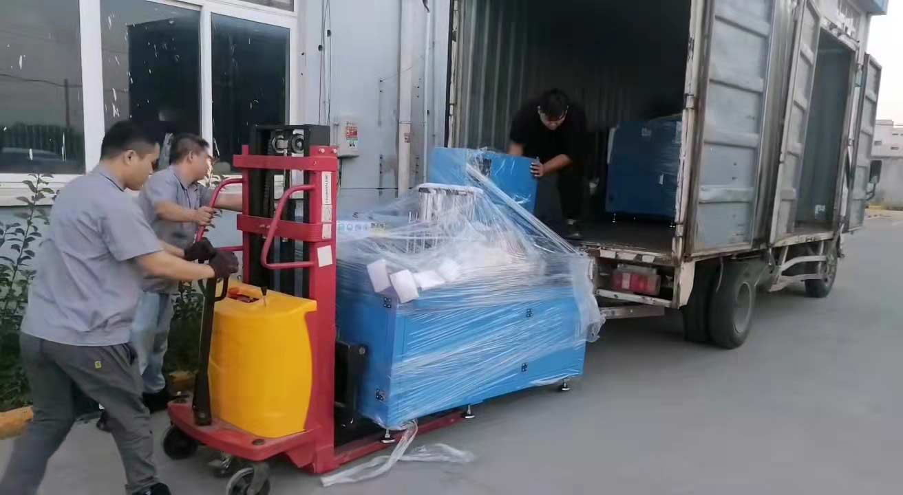中秋假期第一天，我司一次性發(fā)貨兩臺全自動切鋁機