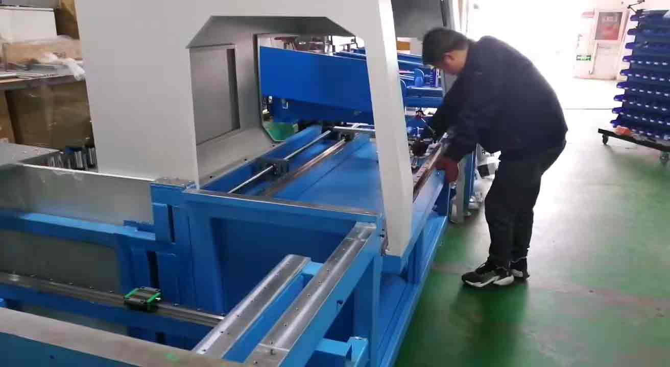 鋁型材切割機(jī)廠家雙德譽(yù)庫存又告急，車間伙伴認(rèn)真的樣子